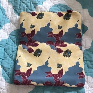 Clutch purse in floral